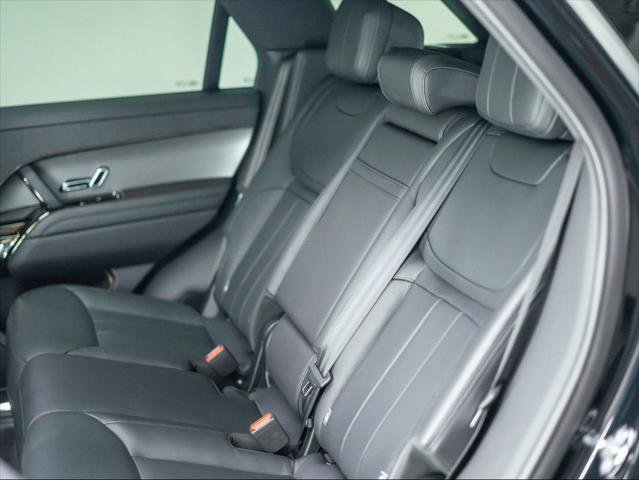 Used 2025 Land Rover Range Rover Sport SE image 18