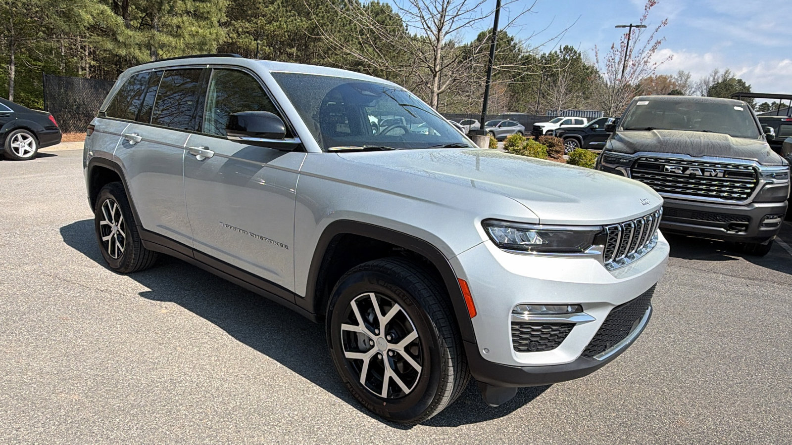 Used 2024 Jeep Grand Cherokee Limited w/ Luxury Tech Group II image 5