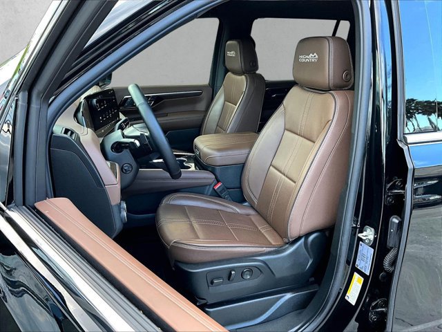 Used 2025 Chevrolet Suburban High Country RWD image 27