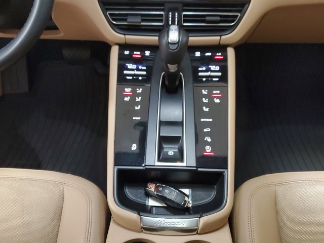 Used 2023 Porsche Macan AWD/4WD image 19