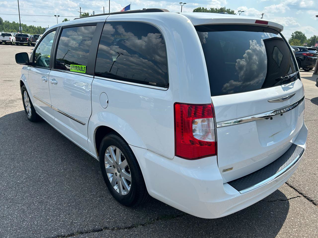 Used 2014 Chrysler Town & Country Touring FWD image 7