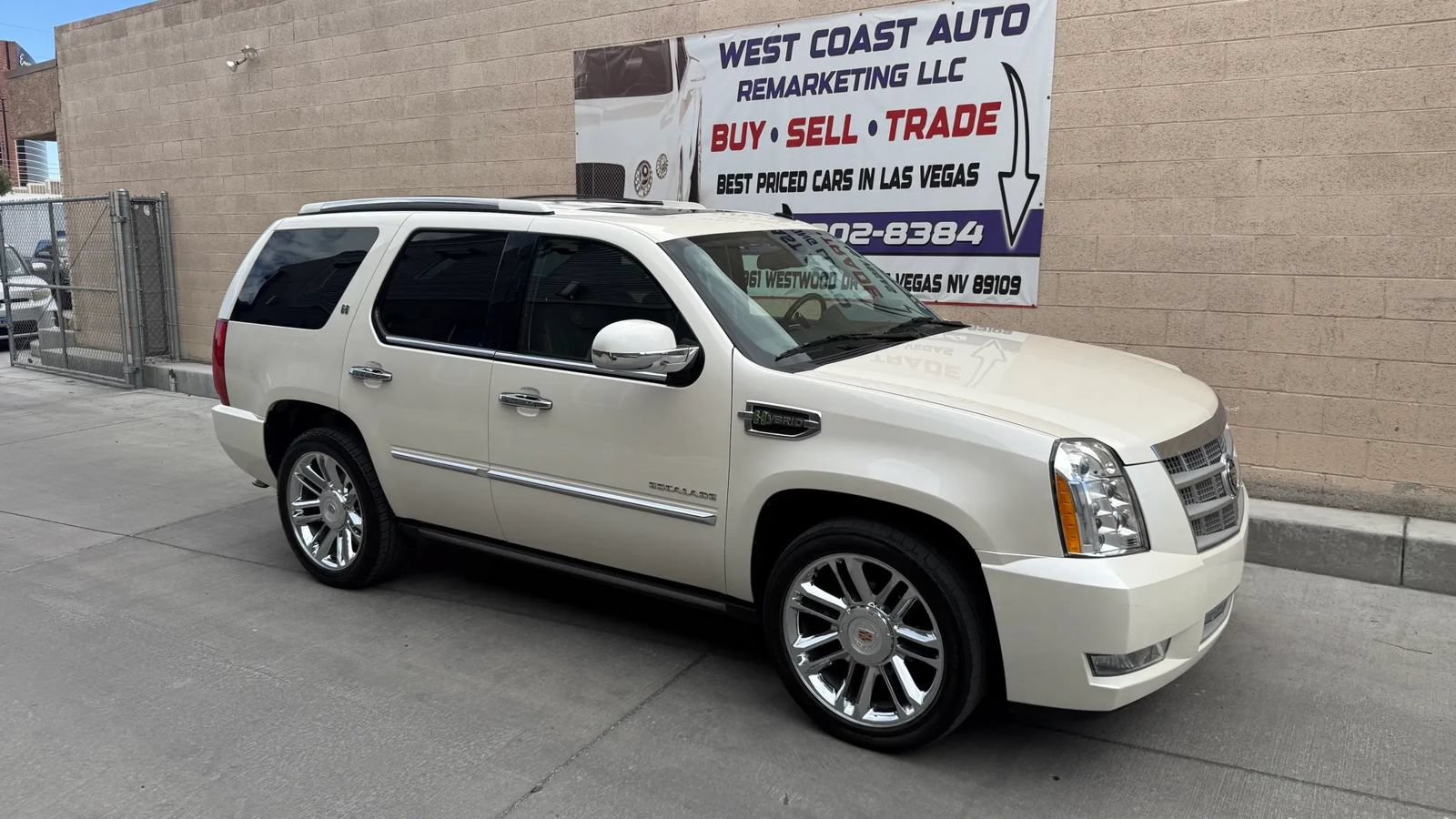 Used 2012 Cadillac Escalade Platinum AWD/4WD image 2