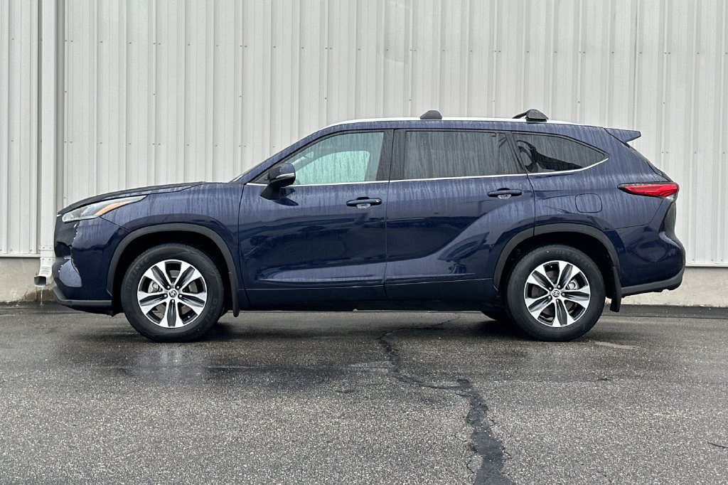Used 2022 Toyota Highlander XLE AWD/4WD image 15