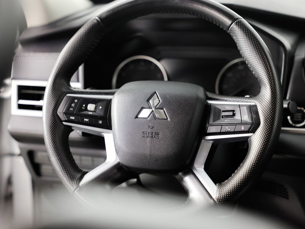 Used 2025 Mitsubishi Outlander SE image 20