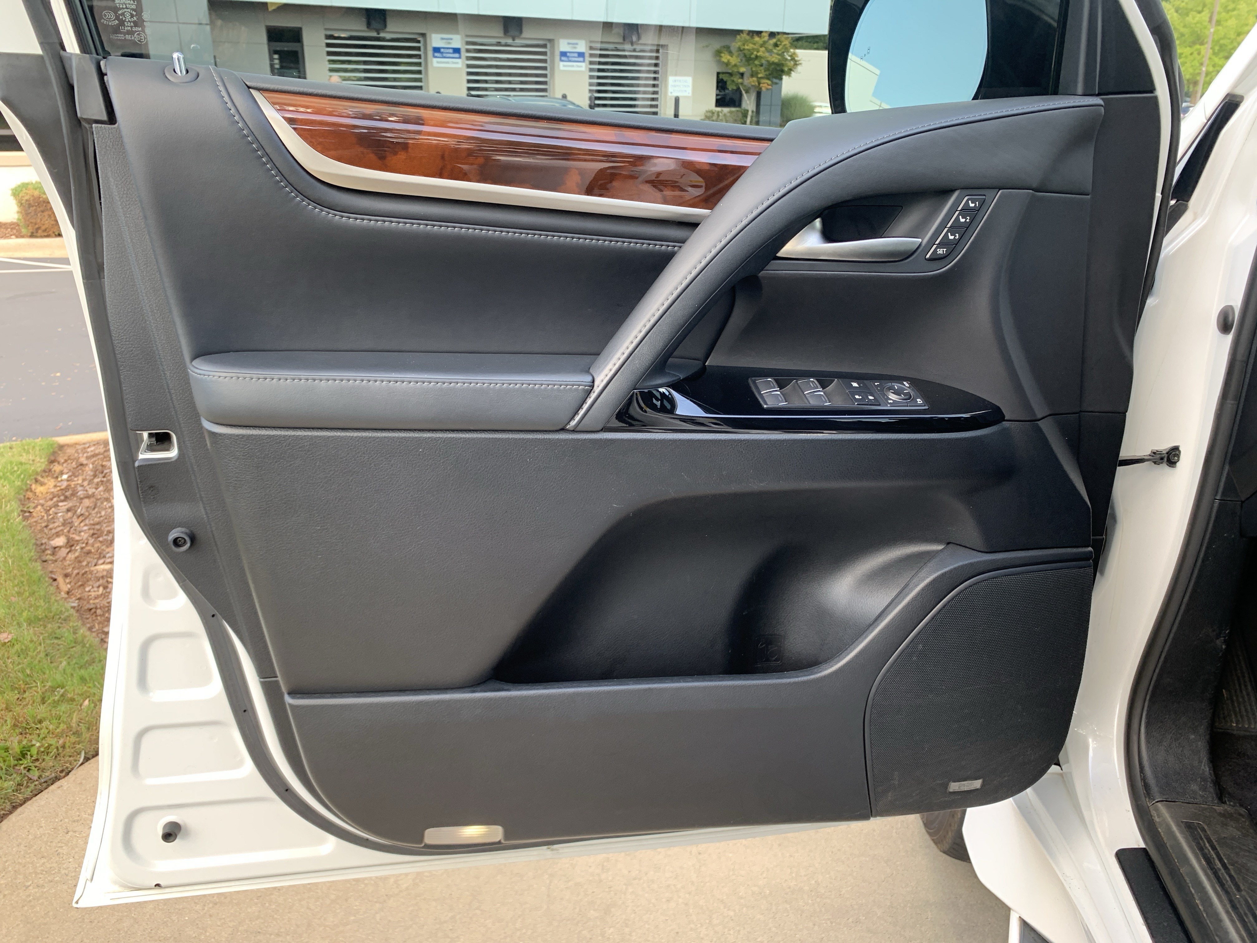 Used 2019 Lexus LX 570 4WD w/ Luxury Package image 14