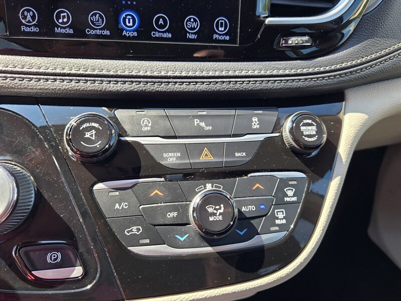 Used 2017 Chrysler Pacifica Limited FWD image 19