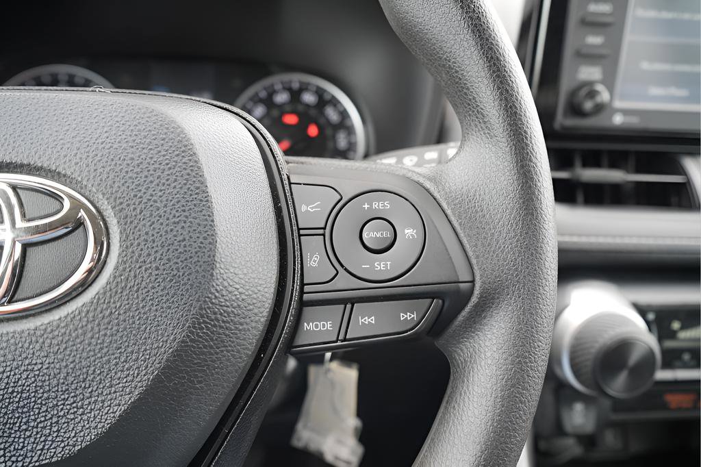 Used 2021 Toyota RAV4 LE AWD/4WD image 24