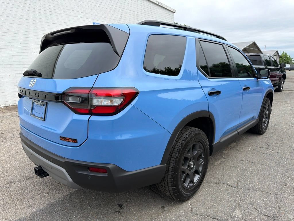 Used 2025 Honda Pilot TrailSport image 2