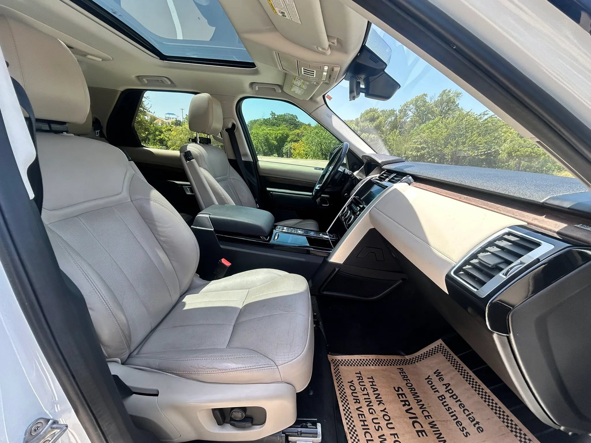 Used 2018 Land Rover Discovery HSE AWD/4WD image 16