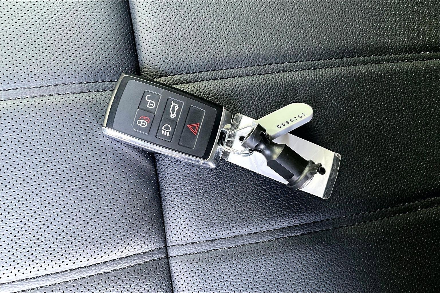 Used 2025 Land Rover Range Rover Evoque Dynamic SE image 11