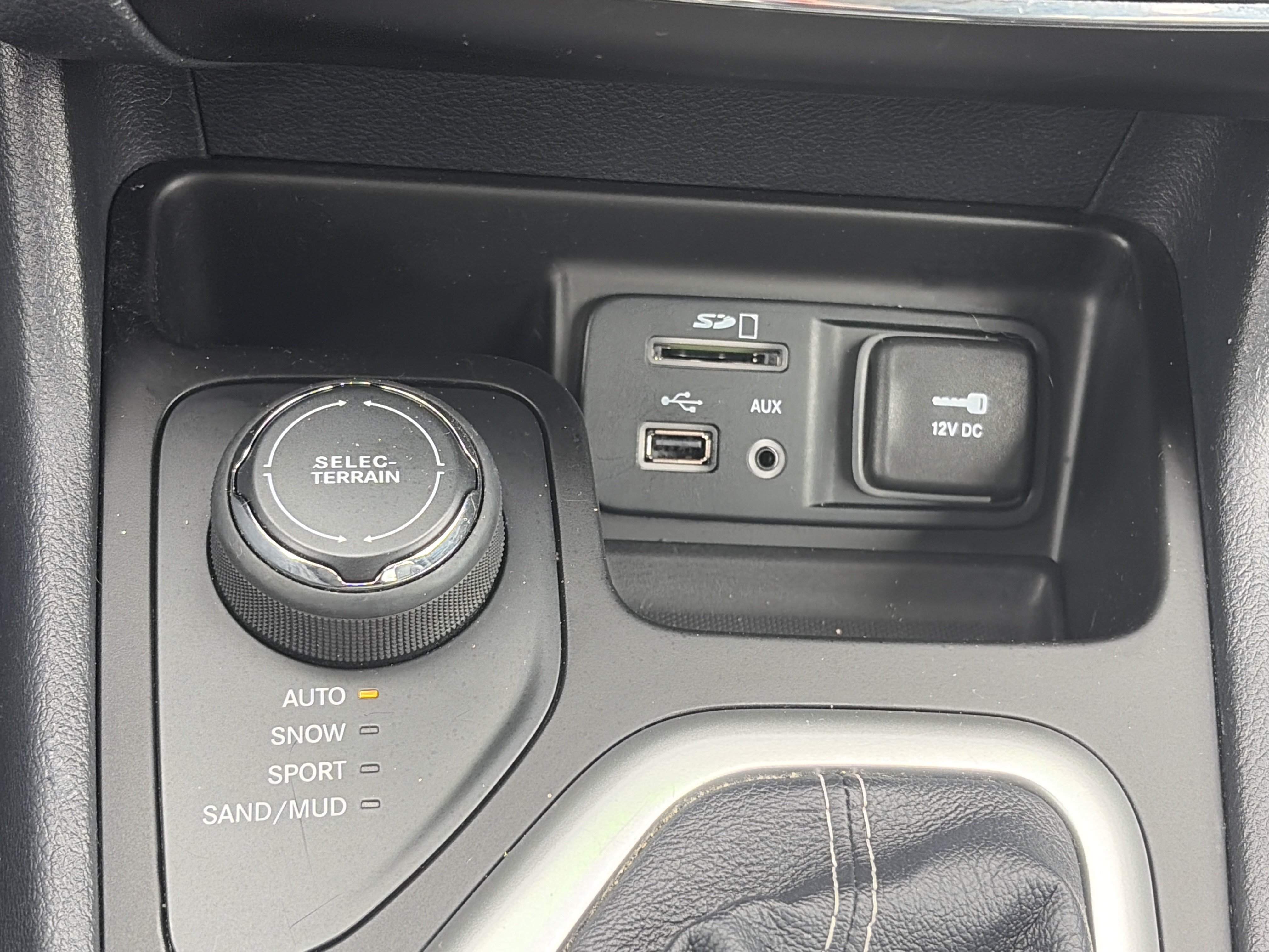 Used 2014 Jeep Cherokee Limited w/ Luxury Group AWD/4WD image 34