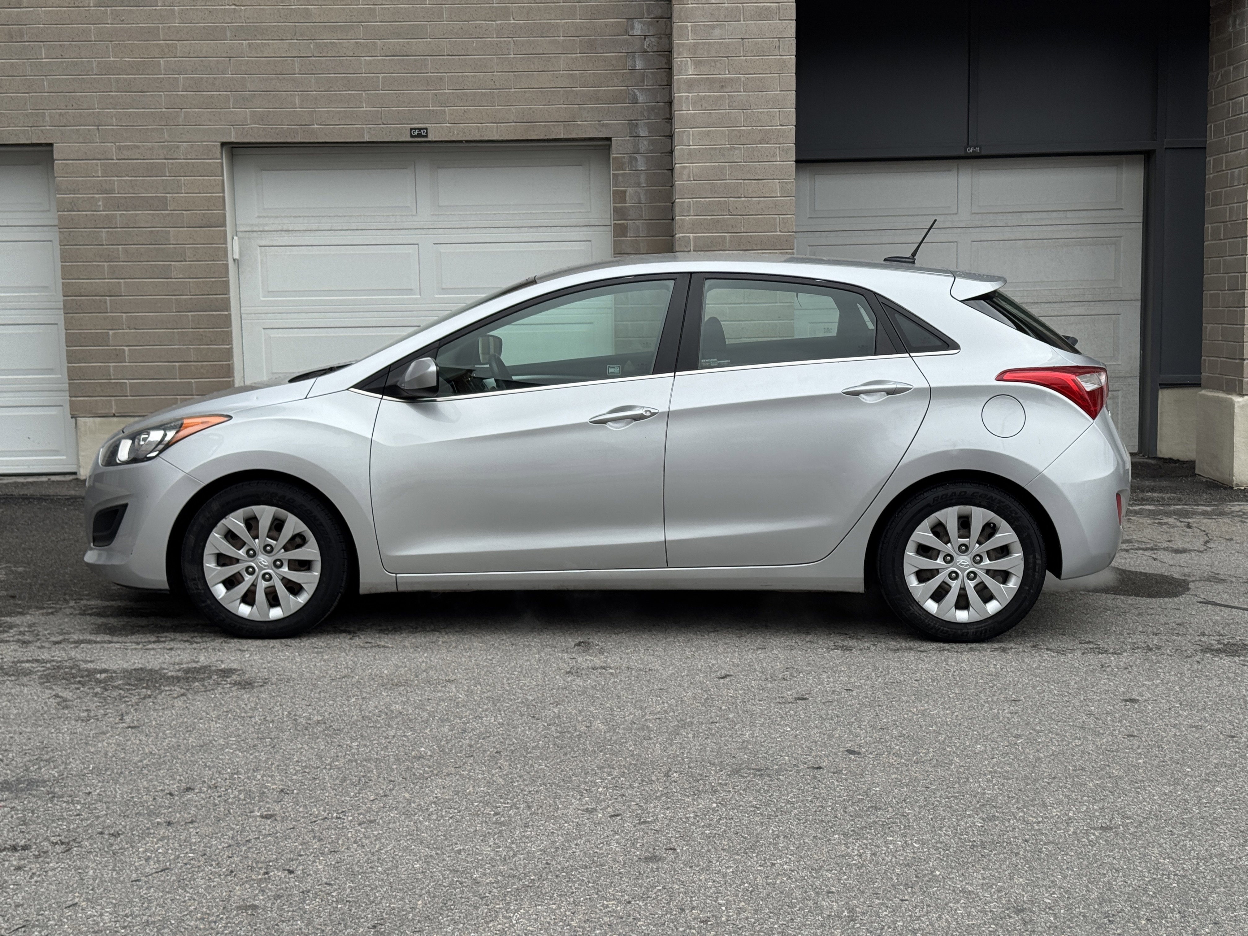 Used 2016 Hyundai Elantra GT FWD image 2