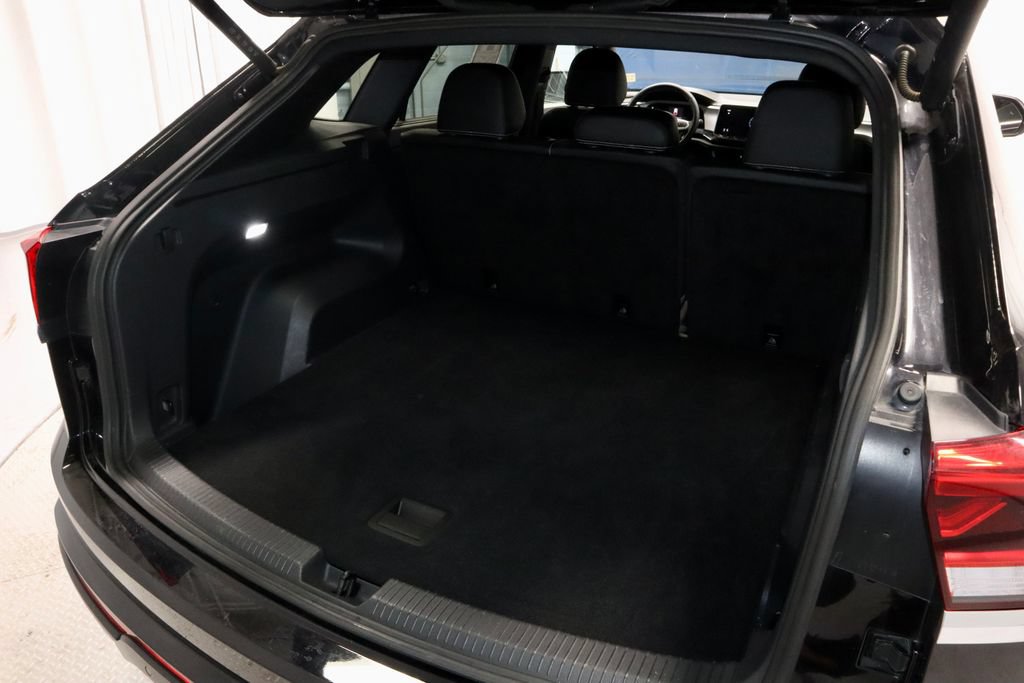 Used 2025 Volkswagen Atlas Cross Sport SE FWD image 15