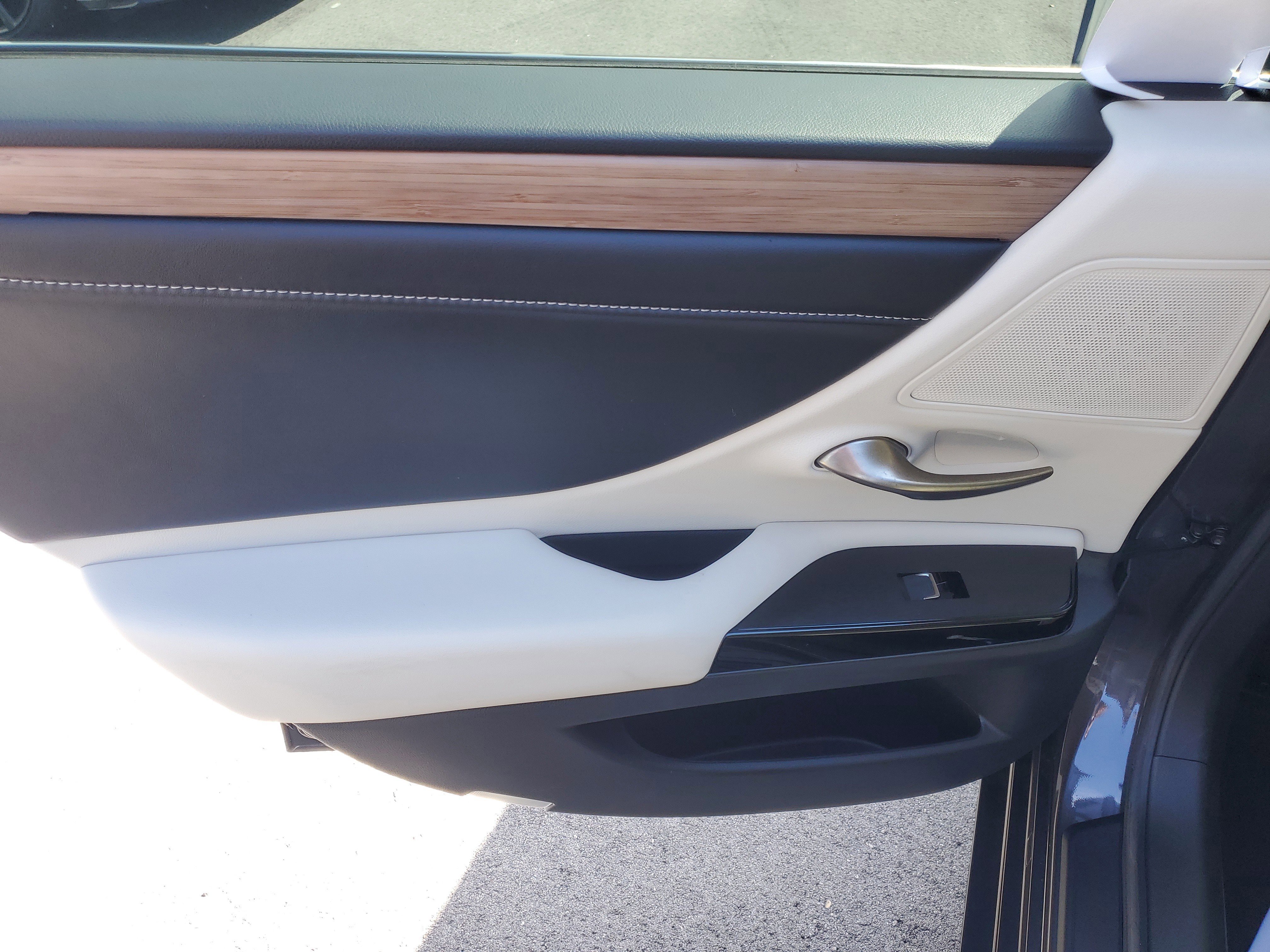 Used 2023 Lexus ES 300h w/ Premium Package image 16