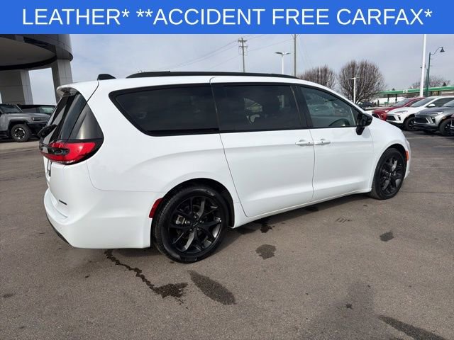 Used 2025 Chrysler Pacifica Limited image 13