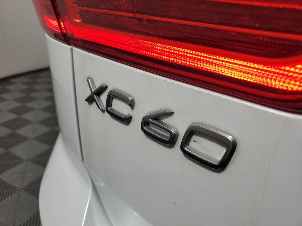 Used 2023 Volvo XC60 B5 Ultimate w/ Climate Package FWD image 8