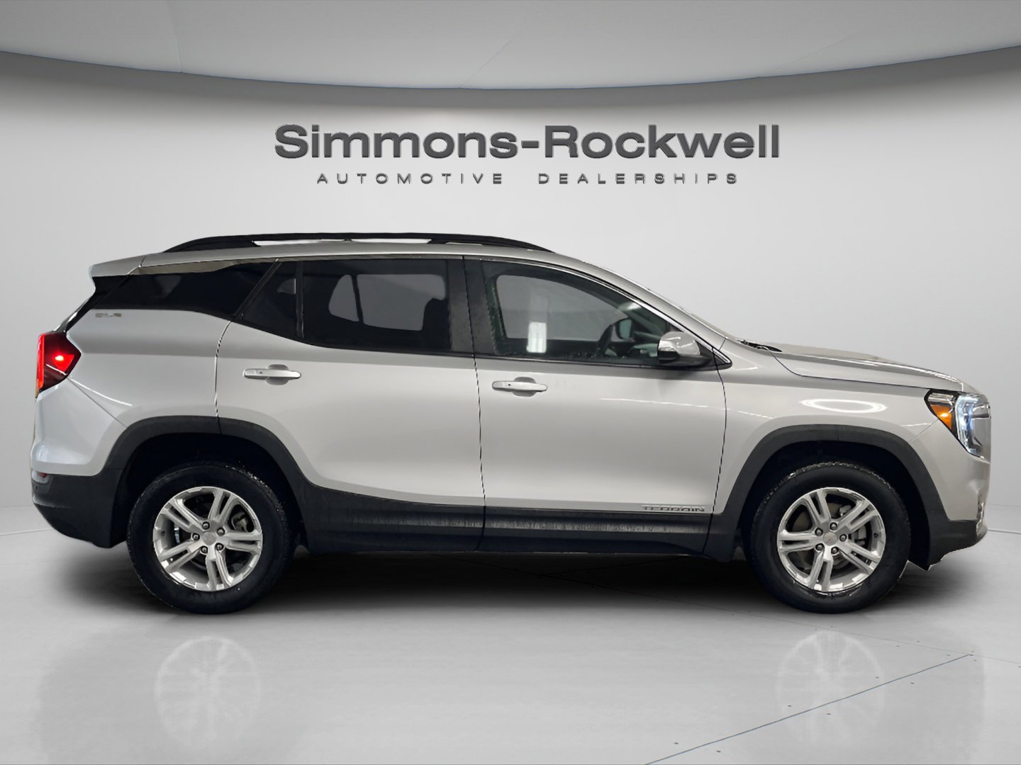 Used 2022 GMC Terrain SLE w/ Driver Convenience Package image 4