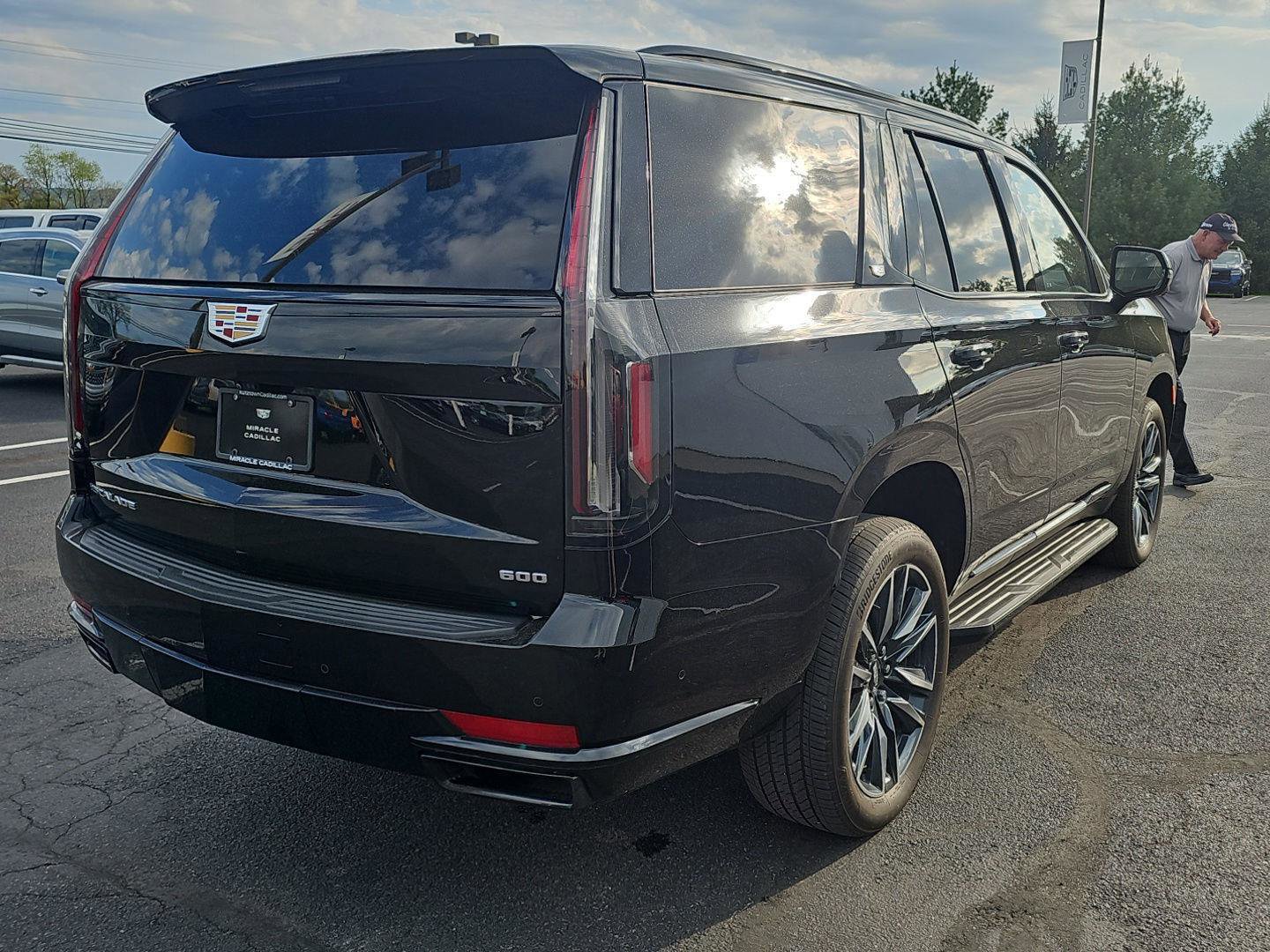 Used 2023 Cadillac Escalade Sport AWD/4WD image 2