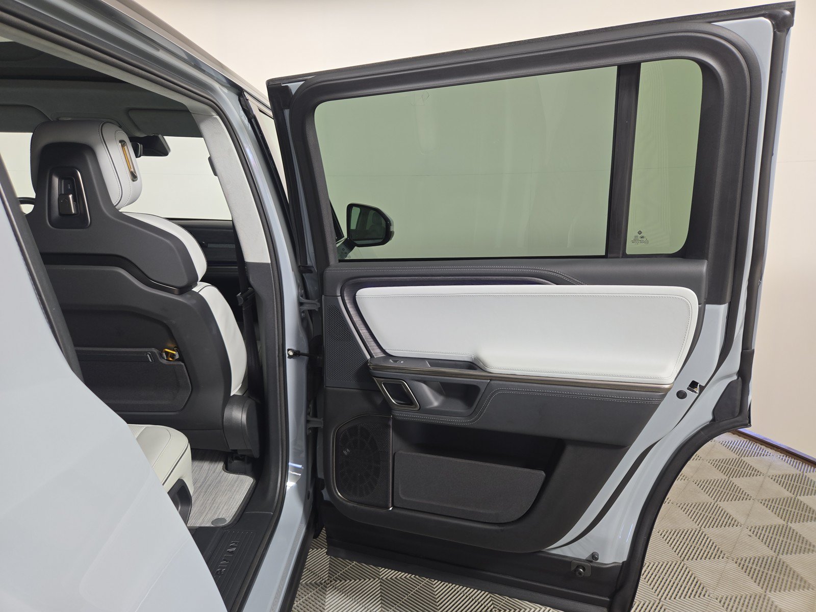 Used 2024 Rivian R1S Adventure AWD/4WD image 19
