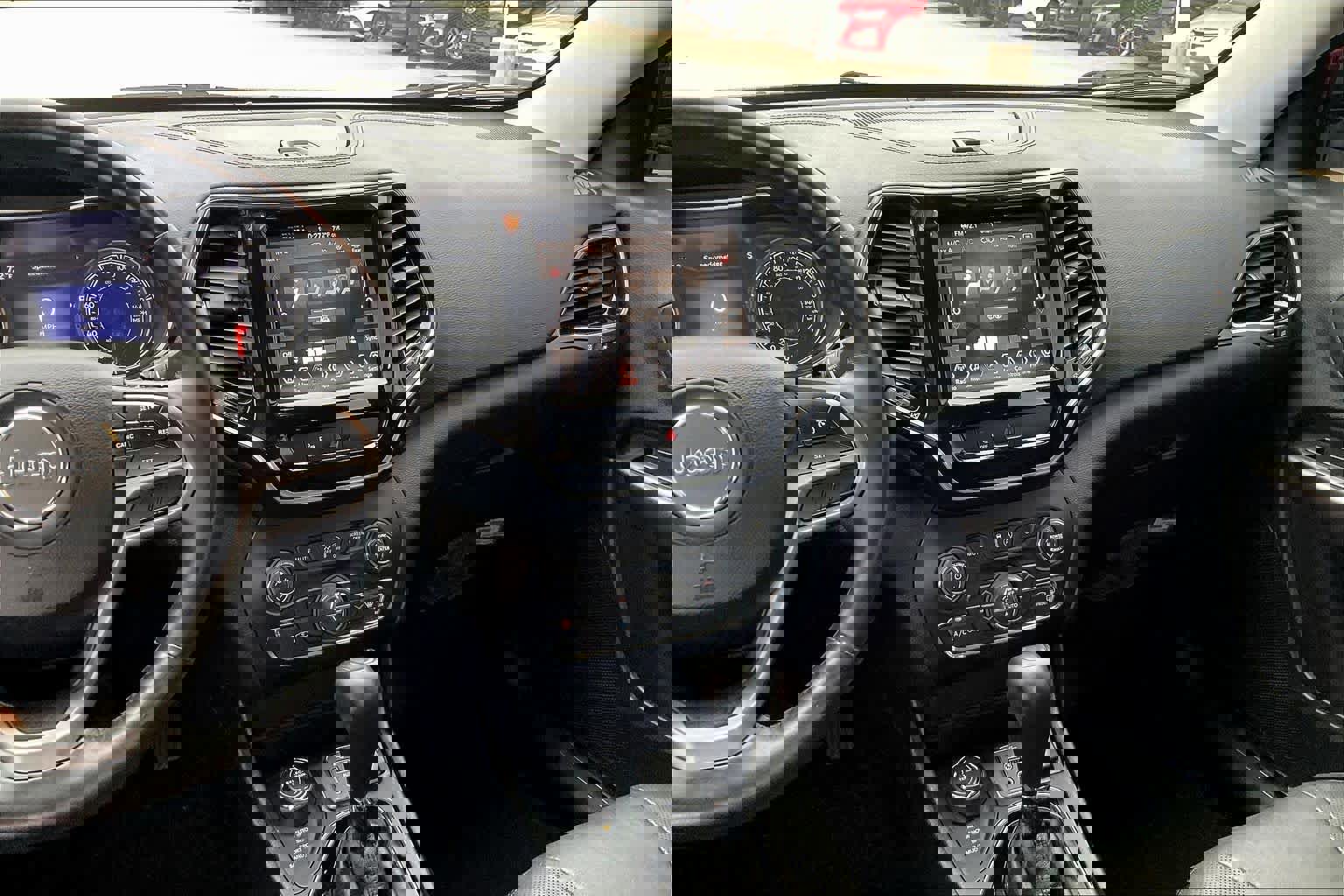 Used 2019 Jeep Cherokee Limited image 7