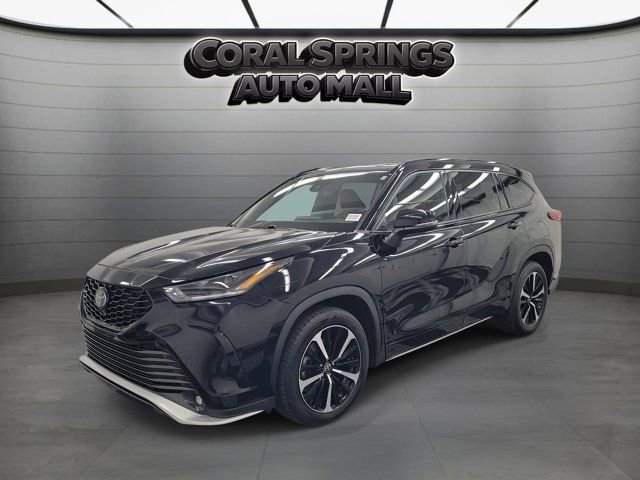 Used 2022 Toyota Highlander XSE FWD image 3