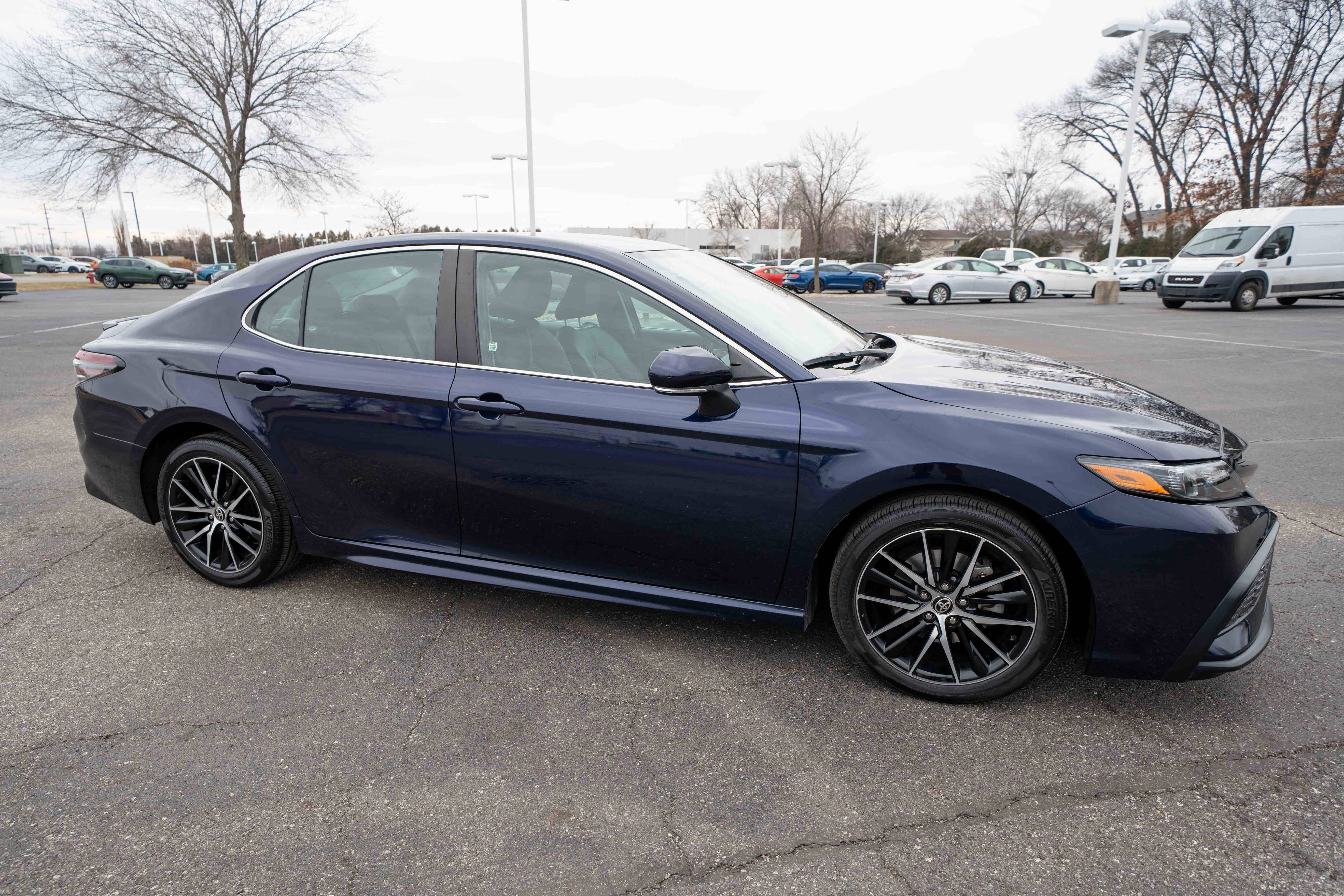 Used 2021 Toyota Camry SE w/ Cold Weather Package image 5
