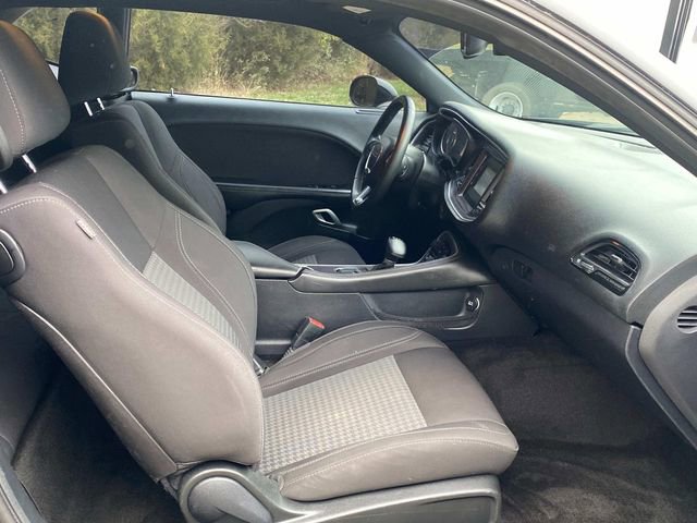 Used 2015 Dodge Challenger SXT image 28