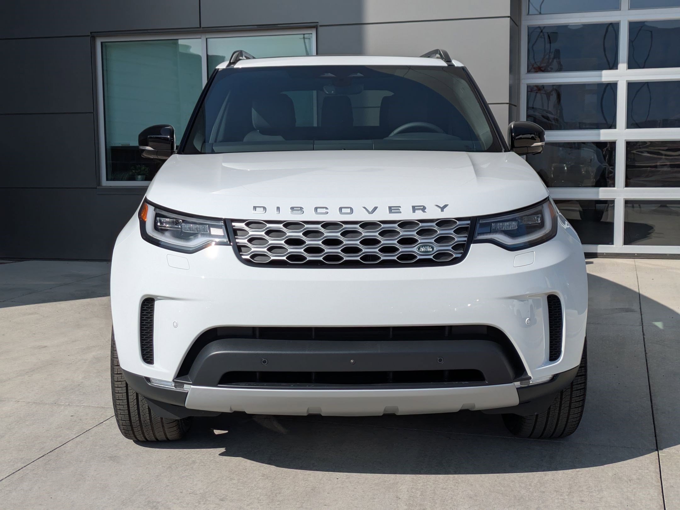 New 2025 Land Rover Discovery S image 2