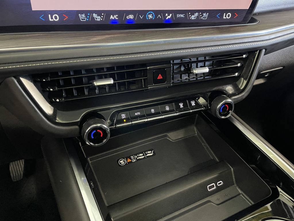Used 2025 Chevrolet Suburban Premier AWD/4WD image 26