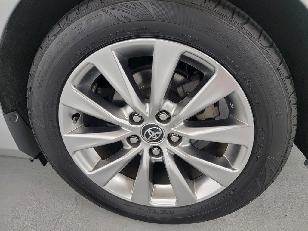 Used 2015 Toyota Camry XLE w/ Moonroof Package FWD image 11