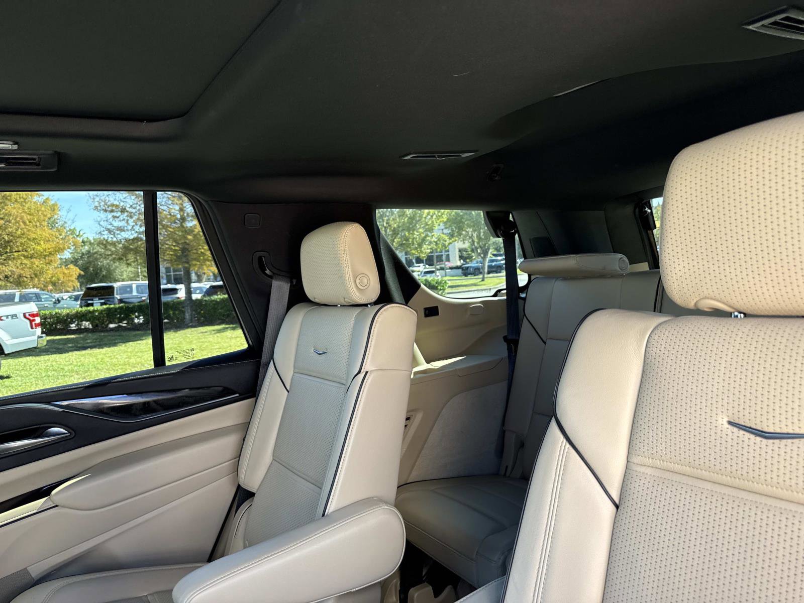 Used 2024 Cadillac Escalade Premium Luxury AWD/4WD image 15