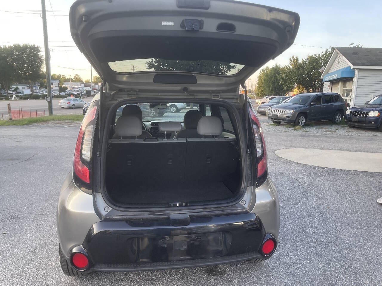 Used 2016 Kia Soul + FWD image 11