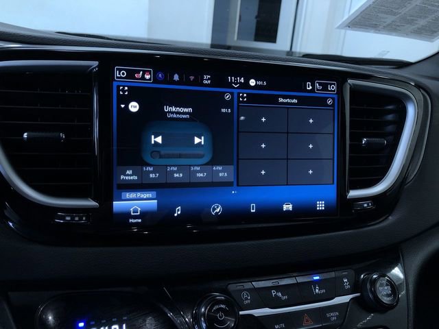 Used 2025 Chrysler Pacifica Select image 21