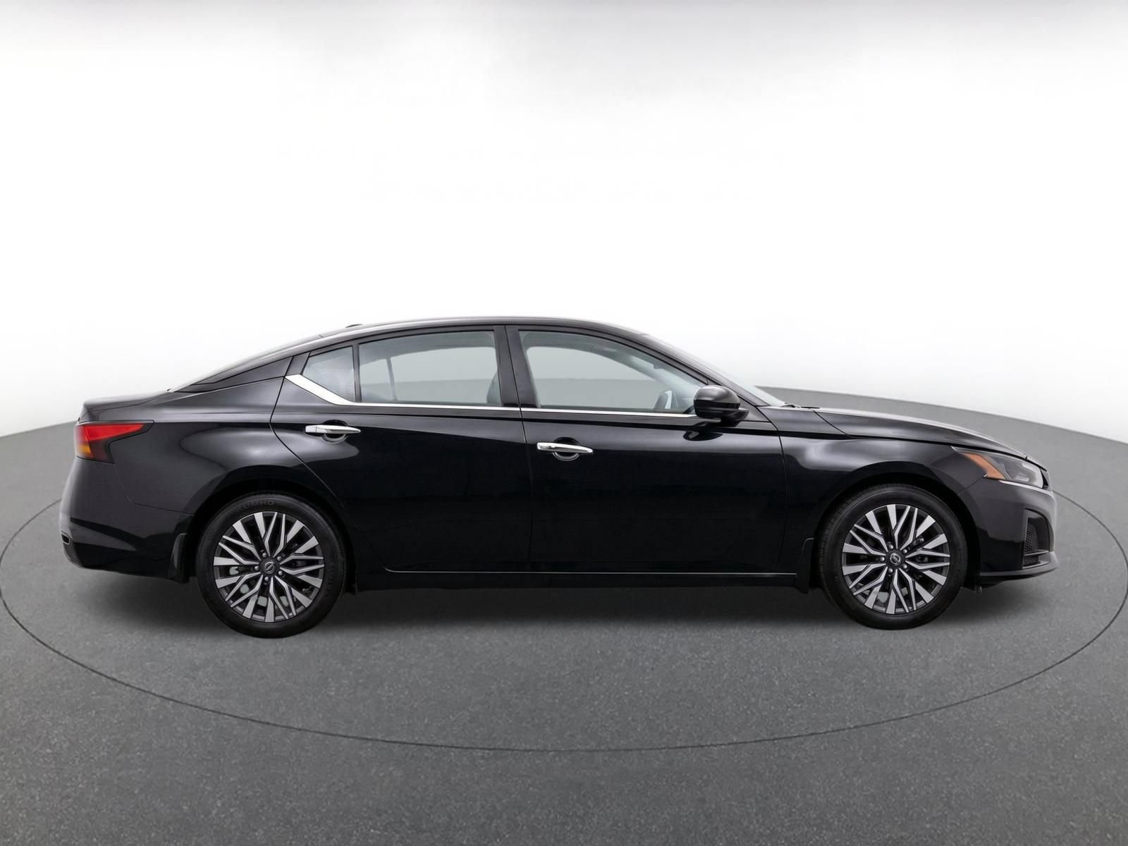 Used 2025 Nissan Altima 2.5 SV FWD image 9