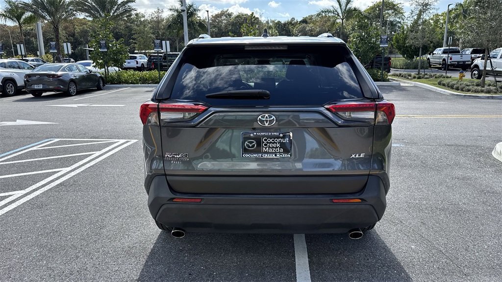 Used 2021 Toyota RAV4 XLE Premium image 3