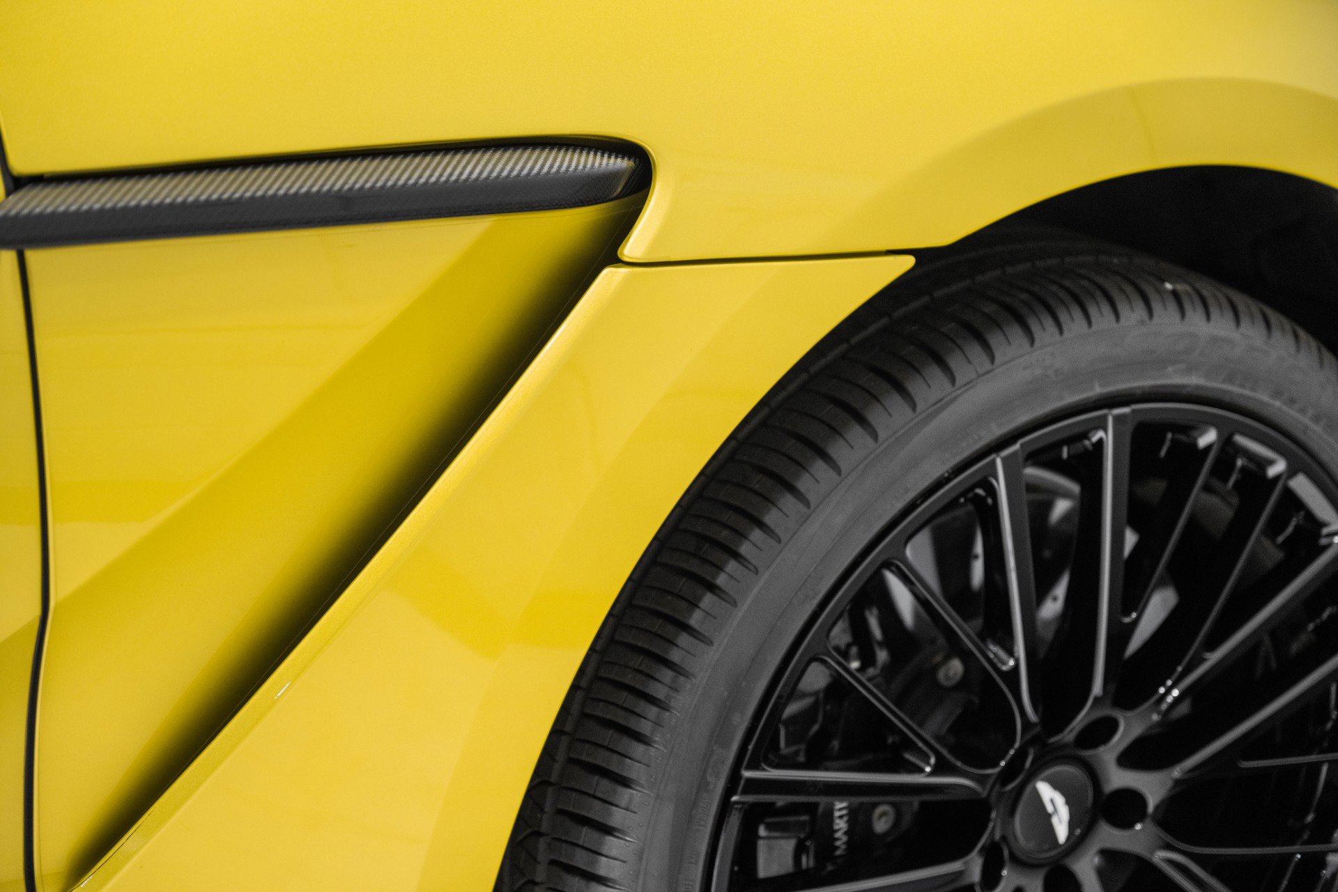 Used 2025 Aston Martin DBX 707 image 9