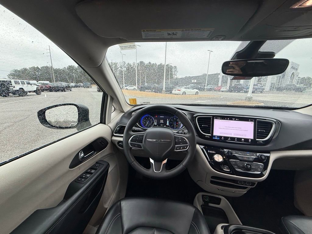 Used 2023 Chrysler Pacifica Touring-L image 13