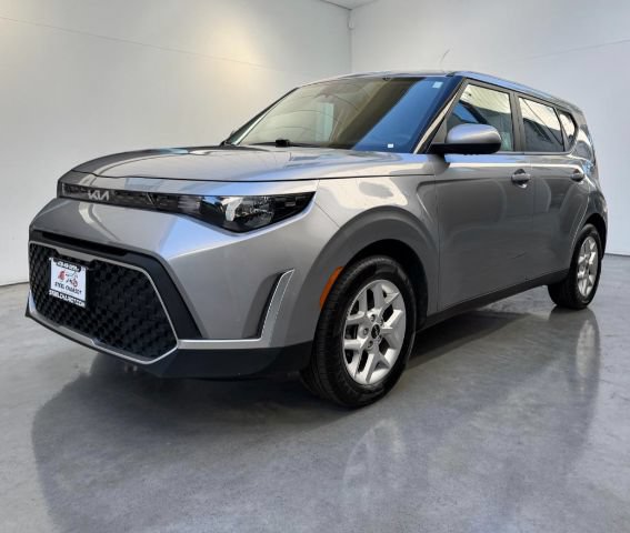 Used 2023 Kia Soul LX w/ Option Group 015 FWD image 2