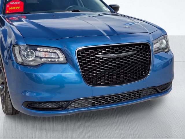 Used 2020 Chrysler 300 Touring w/ Sport Appearance Package RWD image 9