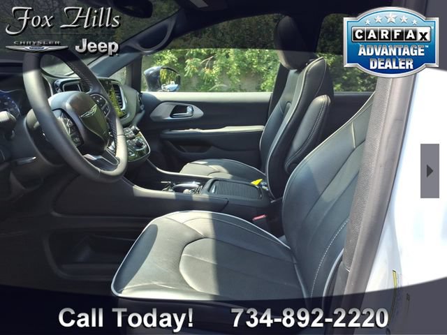 Used 2026 Chrysler Pacifica Limited FWD image 16