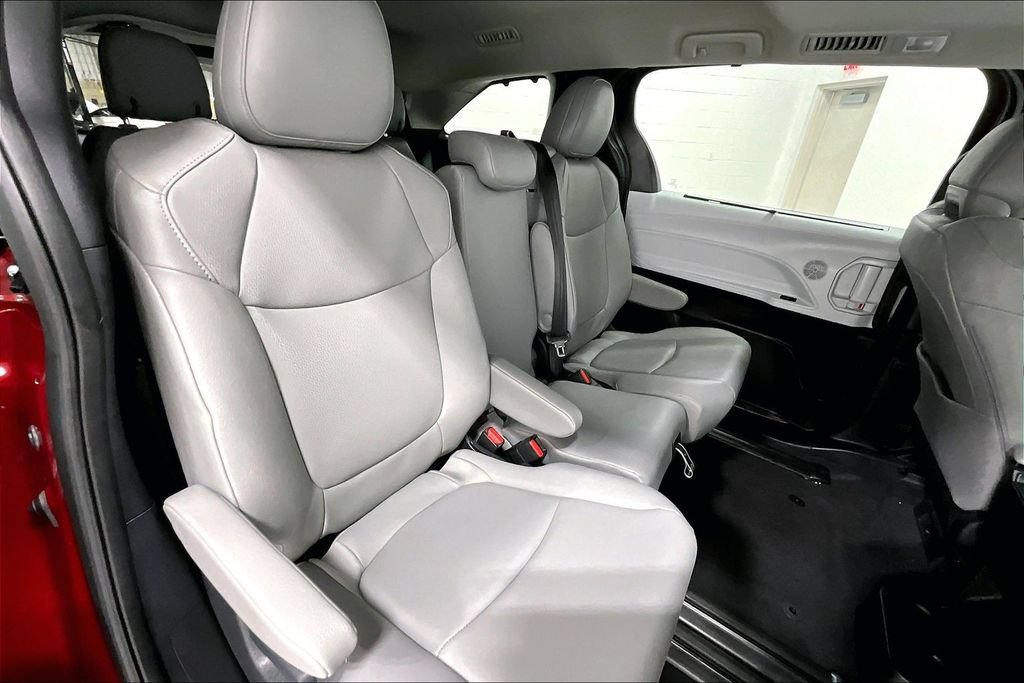 Used 2026 Toyota Sienna XLE FWD image 33