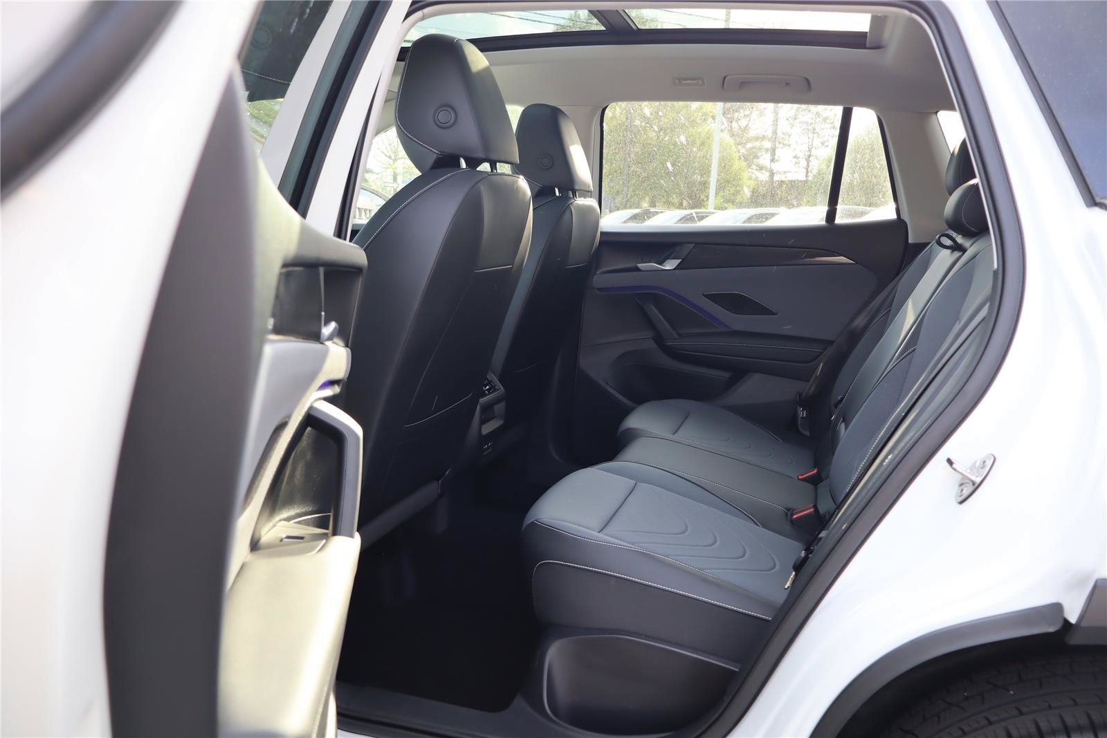Used 2025 Volkswagen Tiguan SE w/ Panoramic Sunroof Package AWD/4WD image 25