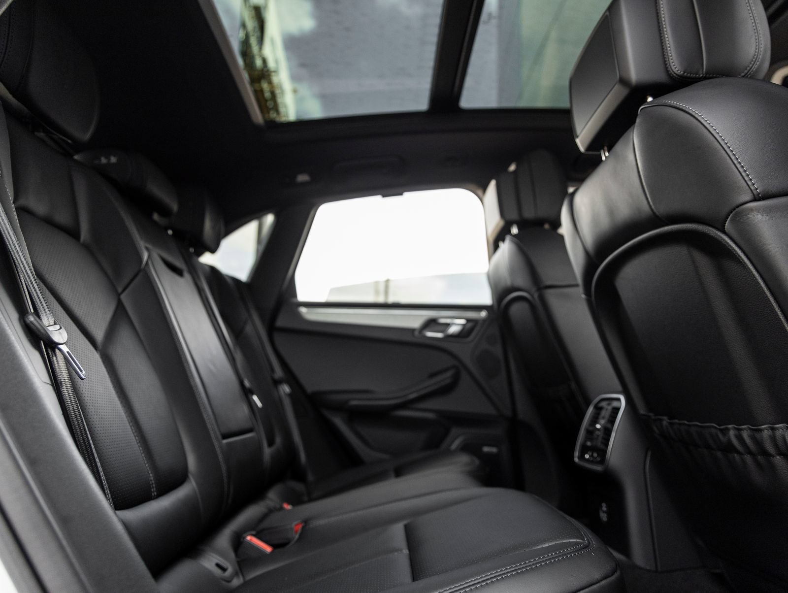 Certified 2026 Porsche Macan AWD/4WD image 38