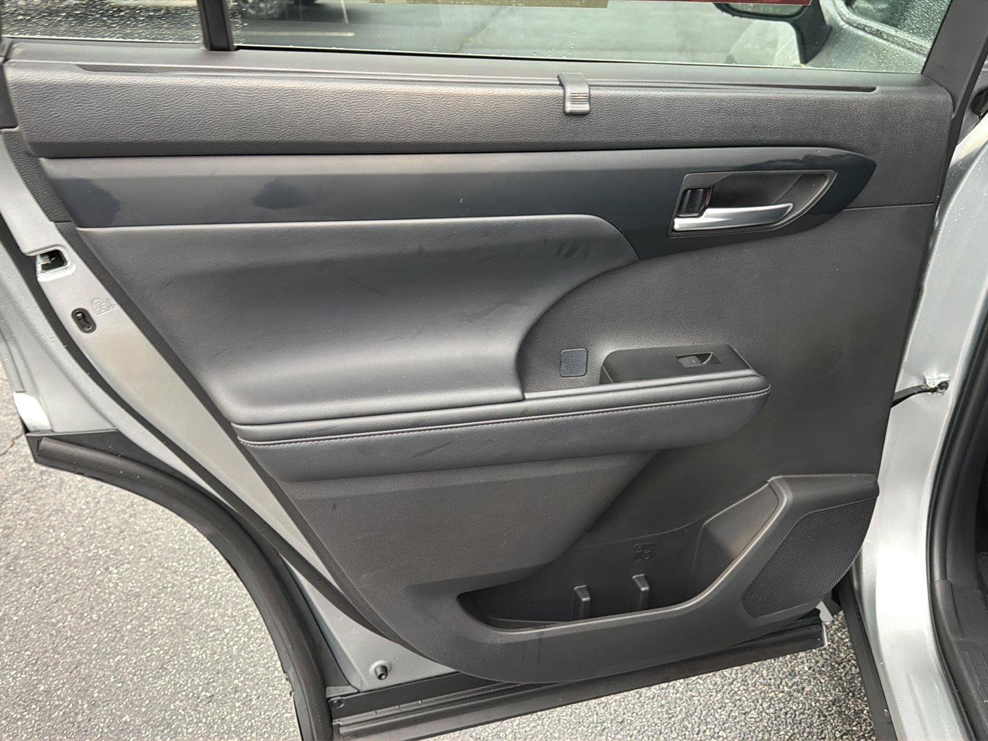 Certified 2025 Toyota Highlander XLE FWD image 18