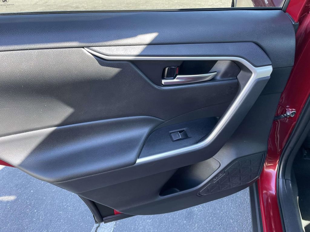 Used 2025 Toyota RAV4 XLE image 19