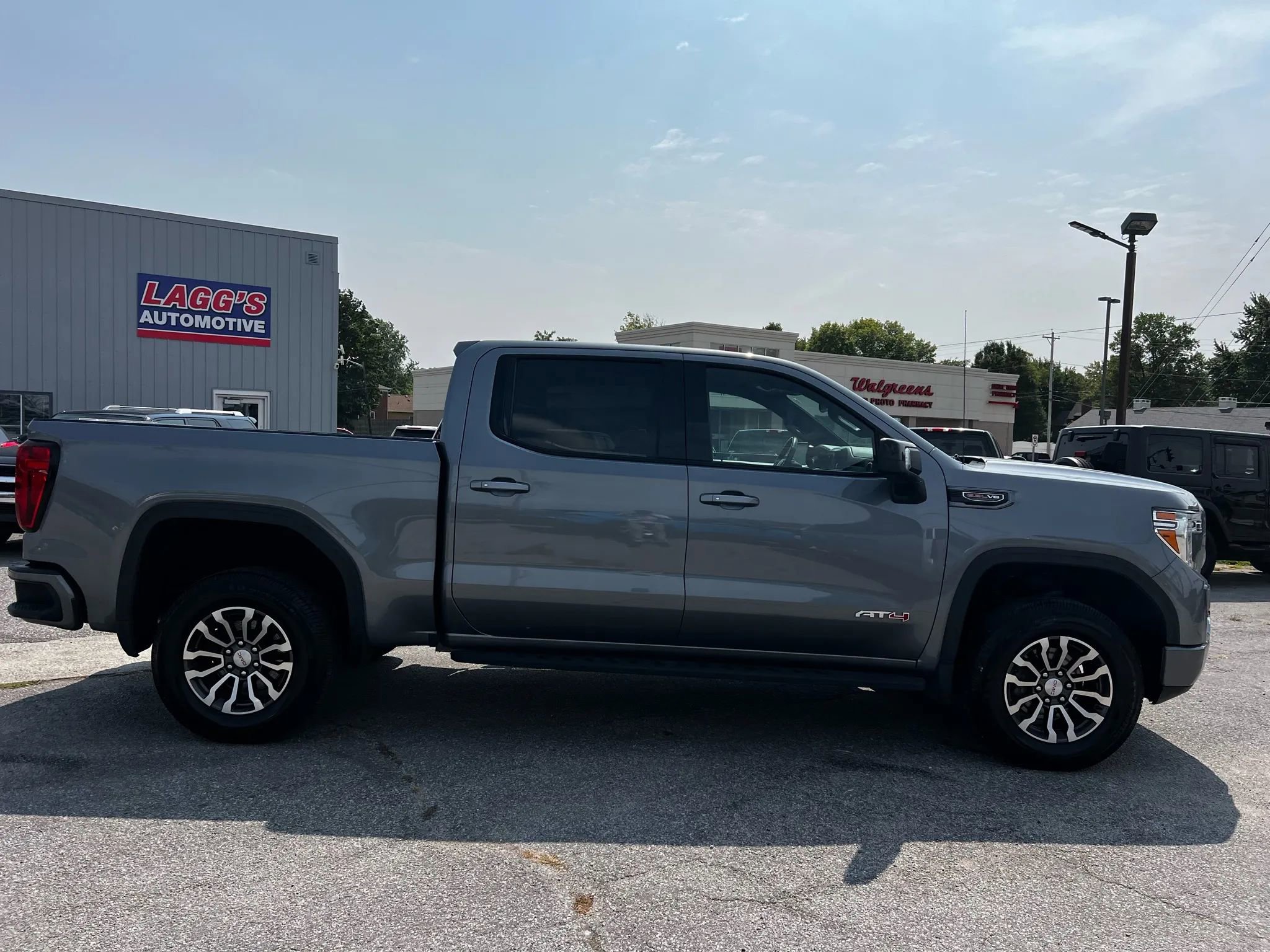 Used 2022 GMC Sierra 1500 AT4 w/ AT4 Premium Package image 8