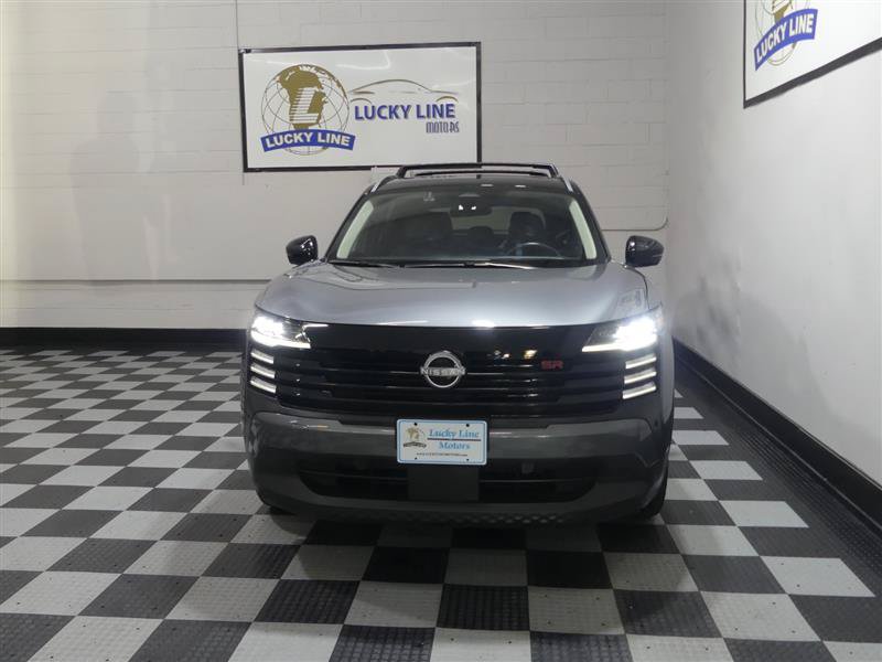 Used 2025 Nissan Kicks SR w/ SR Premium Package AWD/4WD image 2