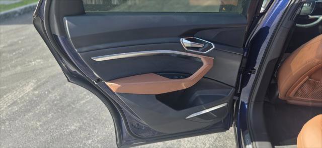 Used 2022 Audi e-tron Premium Plus w/ Premium Plus Package image 17