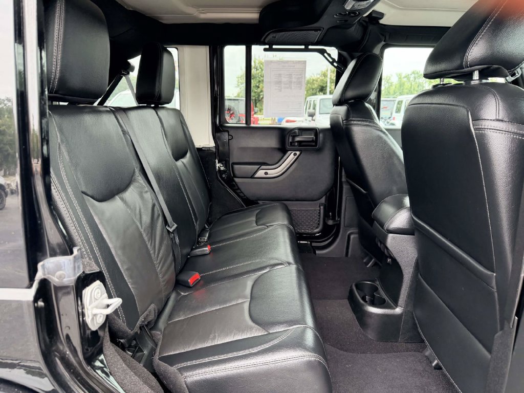 Used 2018 Jeep Wrangler Unlimited Sahara AWD/4WD image 10