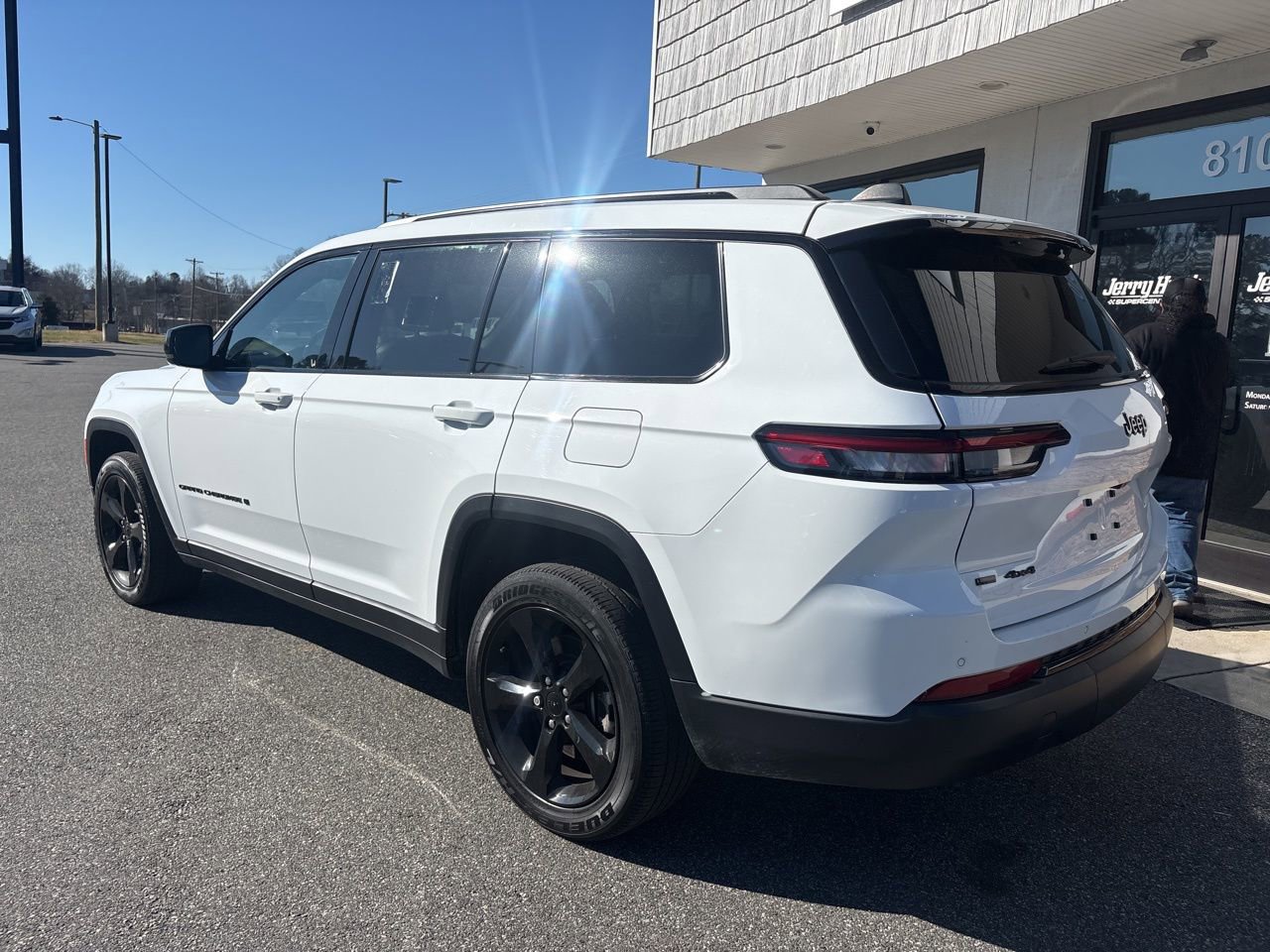 Used 2023 Jeep Grand Cherokee L Laredo image 6